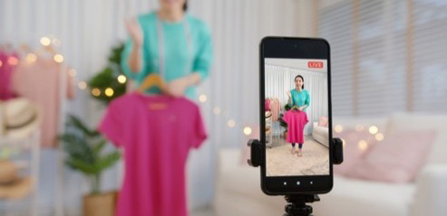 1698660942916422.jpg asia-vlogger-woman-influencer-sme-260nw-2070498902-w250_cropped (192).jpg